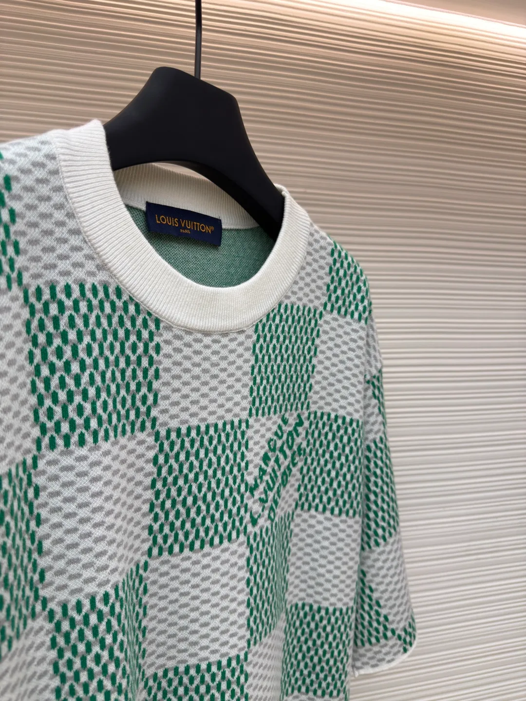 LOUIS VUITTON checkerboard woolen short sleeves ●Authentic product: Purchased and developed by 7989 ●Item No.: 1680122-A35 ●Fabric: combed cotton yarn ●Technology: Woolen ●Version: Fitted version ●Size: XS-S-M-L ●Description: 100% fully combed cotton yarn is used, and the fabric pieces are woven using a Stoll 14-needle ultra-fine machine imported from Germany worth 47W. It is woven at a parallel and even speed with reference to the original single-sided partial net bottom hanging wool structure. Each piece takes 270 minutes to weave. During weaving, 16 sand spits are used to alternately knit back and forth. The number of knitting rows on a single piece of front clothing is as high as 6352. The newly woven garment has a lot of knots. It requires pure manual thread picking and knot head inspection. Only after random inspection can seam picking and washing be carried out. The overall wiring is straight and delicate. The fabric is comfortable and soft, and the color is consistent with no color difference. It can be matched with the same style to create a fashionable look, and can be used in various occasions. Customized accessories, complete with three standards, the same style for men and women!